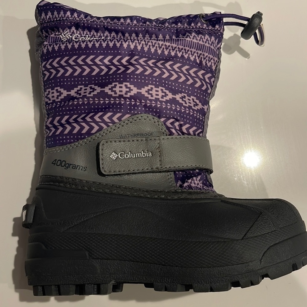 Waterproof winter snow boots. Columbia brand. 400 grams. Great new condition.